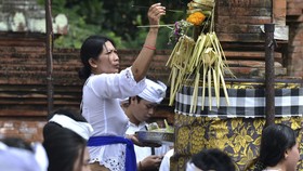 Cerita Hari Raya Galungan dan Kuningan Serta Asal Mula Penjor