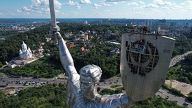 FOTO: Simbol Palu dan Arit Dicopot dari Patung Besar di Kyiv Ukriana