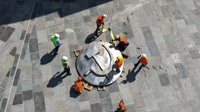 FOTO: Simbol Palu dan Arit Dicopot dari Patung Besar di Kyiv Ukriana