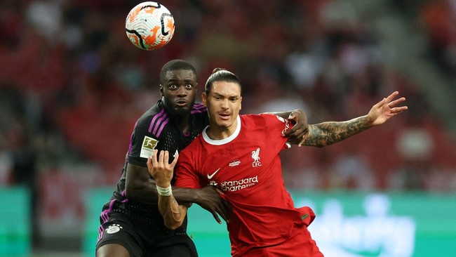 Chelsea yang kehilangan sederet pemain bintang harus menghadapi lini serang garang Liverpool di pekan perdana Liga Inggris, Minggu (13/8).