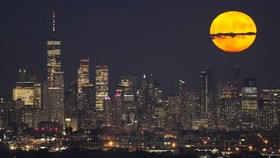 FOTO: Penampilan Epik Sturgeon Supermoon di Yerusalem Hingga Baghdad