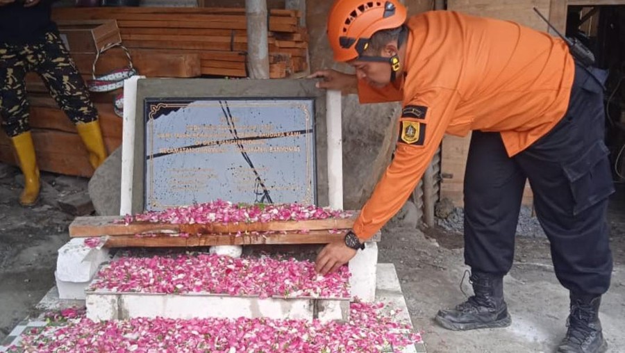 Tabur bunga dilakukan di lokasi 8 penambang asal Bogor yang terjebak air di lubang galian emas di Banyumas, Jateng. (dok BPBD Kabupaten Bogor)