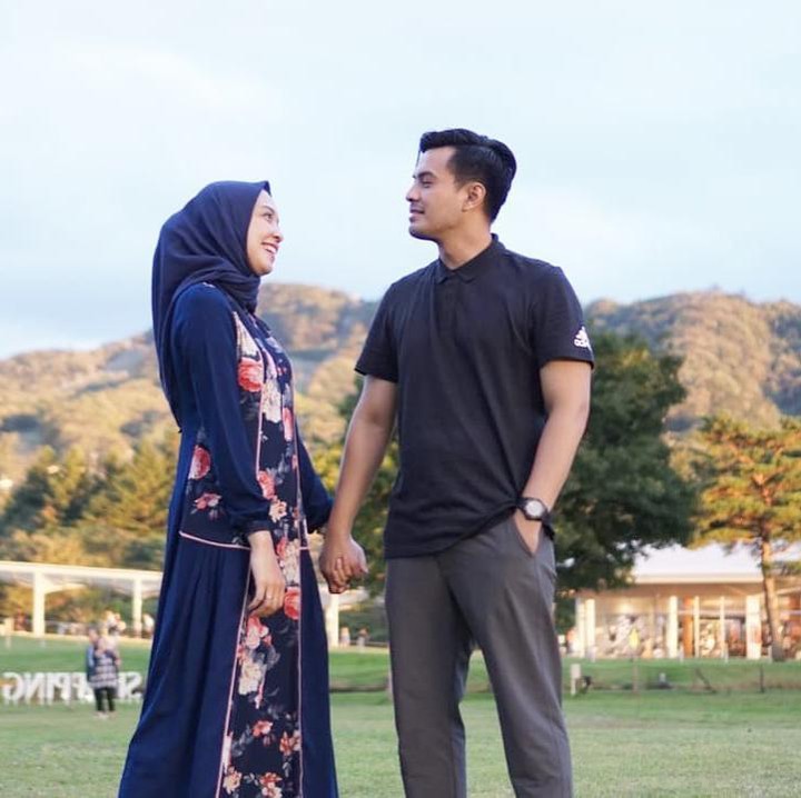 <p>Beberapa waktu yang lalu, Temmy memposting foto bareng istri dalam memperingati anniversary pernikahan. Dalam unggahan tersebut, ia juga menyisipkan doa untuk keluarga mereka. "<em>Happy Wedding Anniversary</em> ya beb. Semoga keluarga kita selalu ada dalam lindungan, keberkahan dan kasih sayang Allah. Aminn.<em> I Love you Full</em>," tulisnya. (Foto: Instagram @temmyrahadi99) <br /><br /><br /></p>