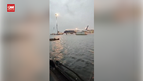 VIDEO: Penampakan Banjir Rendam Landasan Pacu di Bandara Beijing