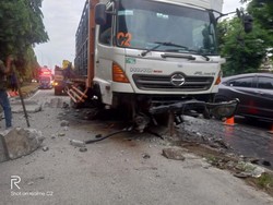 Macet Lebay di Jaktim gara-gara Truk Tabrak Separator Busway