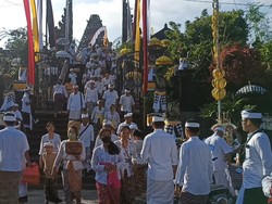 Berduyun-duyun Umat Hindu Bali Berdoa di Pura Rayakan Galungan