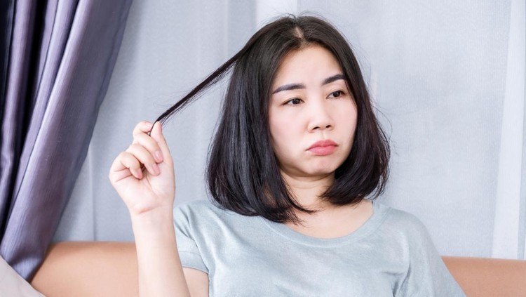 1497876792 Trichotillomania (hair pulling disorder) or Body-focused repetitive behavior (BFRB) concept with Emotional Asian woman pulling out hair for Stress, Tension relief