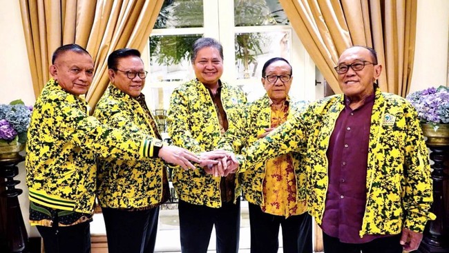 Ketua Umum Partai Golkar Airlangga Hartarto menemui kader-kader senior seperti Aburizal Bakrie, Akbar Tanjung hingga Agung Laksono.