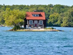 Rumah Ini Berdiri di Pulau Mini, Salah Langkah Bisa Langsung Nyemplung