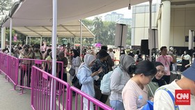 Hari Pertama Jakarta X Beauty, Antrean Pengunjung Dihibur Aldi Taher