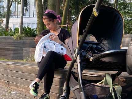 Pekan Menyusui Sedunia, 7 Potret Ardina Rasti Bagikan Perjalanan Menyusui Anak Kedua