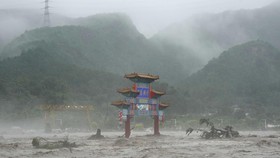 Bumi 'Mendidih' Buat Gelombang Panas dan Banjir Terjadi Bersamaan
