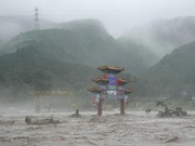 Bumi 'Mendidih' Buat Gelombang Panas dan Banjir Terjadi Bersamaan