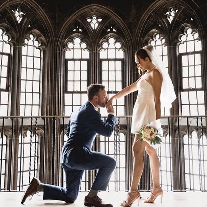 <p>Dewi Rezer menikah dengan Ethan Alarmk setelah enam tahun pacaran. "<em>Kabar bahagia! Setelah 6 tahun berpacaran & menjalani long distance relationship, aktris sekaligis model @rezerdewi & @cangguru resmi menikah,"</em> tulis akun Instagram @thebridestory. (Foto: Instagram @rezerdewi @cangguru @thebridestory)</p>