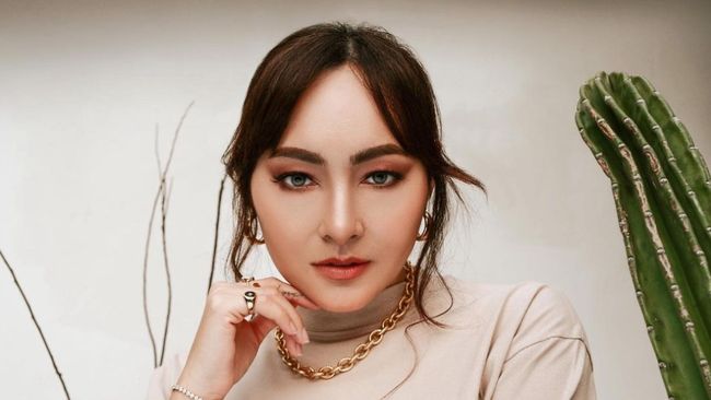 Dewi Rezer resmi menikah lagi pertengahan Juli 2023. Ia dan Ethan Alarmk menikah di Kanada dan akan gelar resepsi di Indonesia pada 2024. 