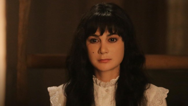 Sinopsis Suzzanna: Malam Jumat Kliwon masih dibintangi Luna Maya tentang balas dendam sundel bolong kepada orang yang jahat kepadanya.