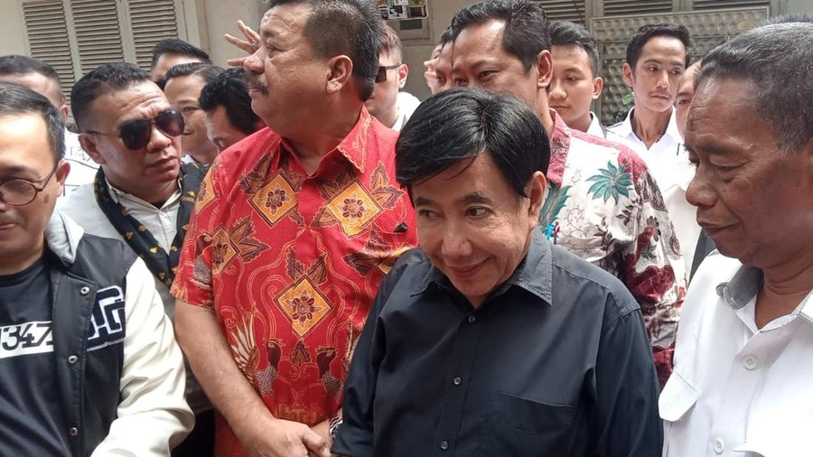 Guruh Soekarnoputra saat rumahnya akan dieksekusi.