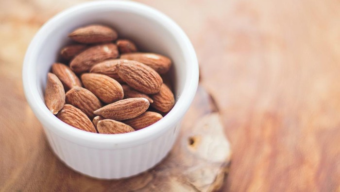 Ilustrasi kacang almond. /Foto: Unsplash.com/Juan.