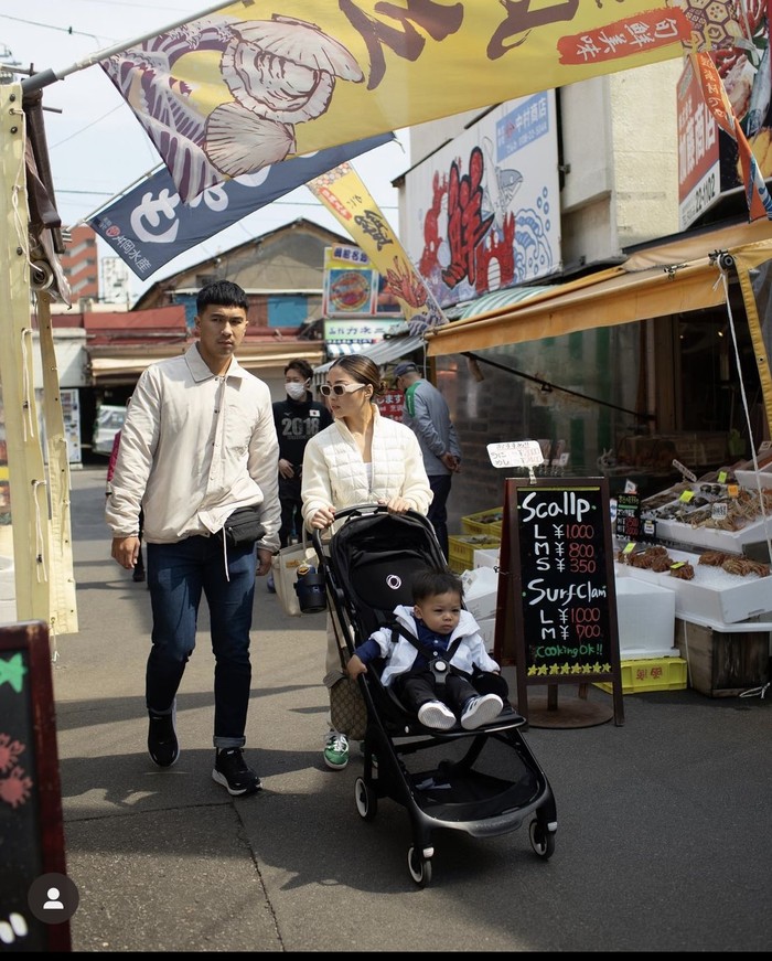 Indra Priawan Hobi Ajak Nikita Willy dan Baby Izz Kulineran di Luar Negeri