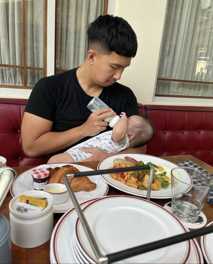 Indra Priawan Hobi Ajak Nikita Willy dan Baby Izz Kulineran di Luar Negeri