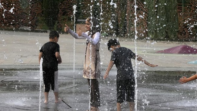 FOTO: Iran Umumkan 2 Hari Libur Nasional Gegara Panas Ekstrem