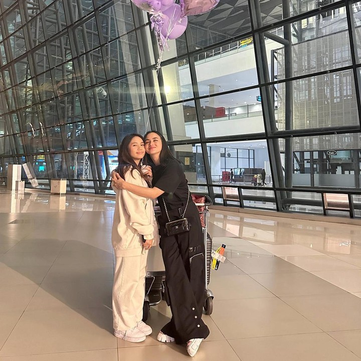 <p>Seperti sang ibunda, Jasmine memiliki paras tak kalah menawan, nih. Bagaimana menurut Bunda? (Foto: Instagram @ririnekawati)<br /><br /><br /></p>