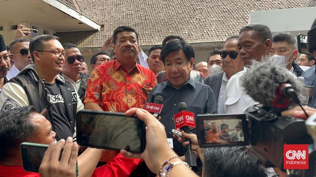 Guruh Soekarnoputra terlihat bertahan di depan rumahnya dan berkata, "Saya apalagi sebagai keluarga atau saya anak proklamator, terzalimi."