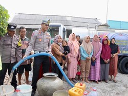 Polisi Kirim 20 Truk Tangki Air Bersih ke Desa Kekeringan di Perbukitan Tuban