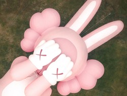 KAWS Datang ke Indonesia! Mejeng Karya Seni Instalasi di Candi Prambanan