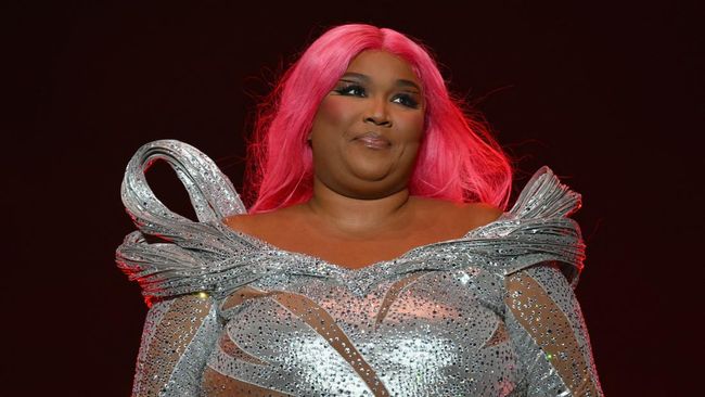 Lizzo dilaporkan kehilangan nyaris 220 ribu follower di Instagram menyusul dirinya digugat tiga mantan penarinya.