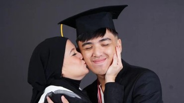 img-title Kisah Andhara Early Terpaksa Tak Terima Ijazah Anak karena Nunggak Biaya