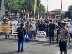 Demo di Kantor Bupati Kudus Tuding Kongkalikong Proyek, Kadinkes: Monggo