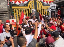 Massa Demo di Polda Metro Bawa Spanduk Tangkap dan Adili Rocky Gerung