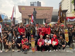 Masyarakat Adat Dayak Gelar Demo di Mabes Polri, Minta Rocky Gerung Ditangkap
