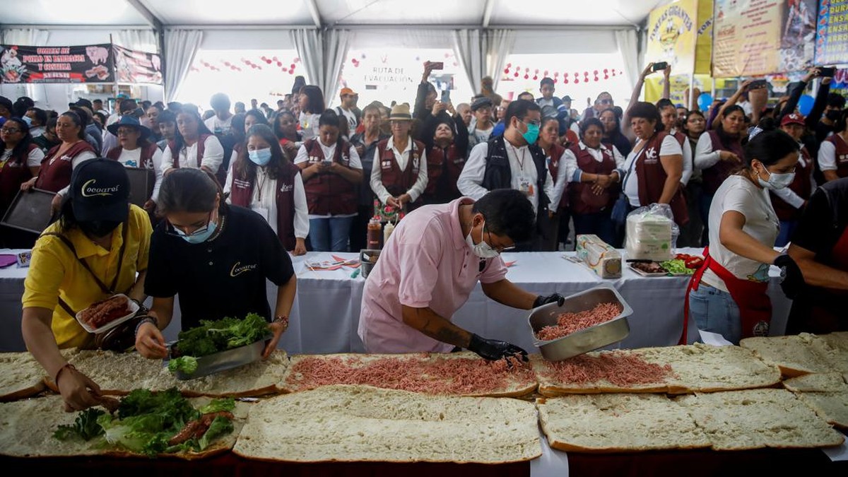 FOTO: Mencicipi Sandwich Raksasa ala Meksiko, Panjangnya 75 Meter