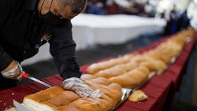 FOTO: Mencicipi Sandwich Raksasa ala Meksiko, Panjangnya 75 Meter