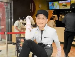Salut! Nenek 90 Tahun Ini Gigih Bekerja jadi Pelayan McDonalds