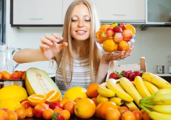 Perempuan makan buah