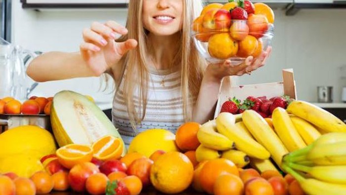 Perempuan makan buah