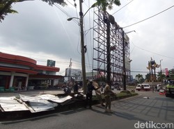 Langgar Aturan, Reklame Raksasa di Tasikmalaya Dibongkar