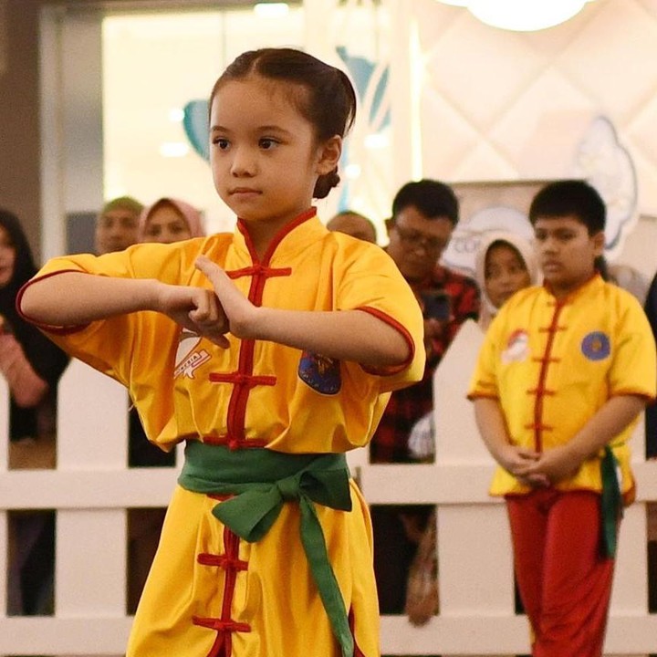 <p>Selain piano dan <em>rollerskate</em>, ternyata gadis 8 tahun ini juga menggeluti olahraga wushu lho, Bunda. Belum lama ini, Gempi membawa nama sekolahnya di kejuaraan, lho. (Foto: Instagram: @gisel_la)</p>