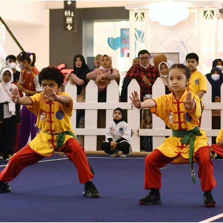 <p>Tak hanya itu, Gempi juga memperlihatkan beberapa jurus yang telah ia pelajari di wushu nih, Bunda. Keren banget, ya! (Foto: Instagram: @gisel_la)</p>