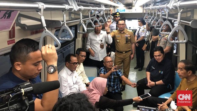 Presiden Jokowi menjajal moda transportasi kereta api ringan (LRT) Jabodebek dari Stasiun Harjamukti hingga Stasiun Dukuh Atas pada Kamis (3/8) pagi ini.