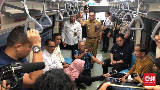 Selain sejumlah pejabat kepala daerah dan menteri, tampak pula influencer yang ikut bareng Jokowi jajal LRT Harjamukti sampai Dukuh Atas.