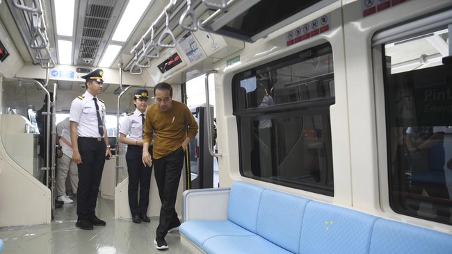 Presiden Joko Widodo (Jokowi) mengatakan moda transportasi massal LRT Jabodebek akan mulai beroperasi 26 Agustus 2023.
