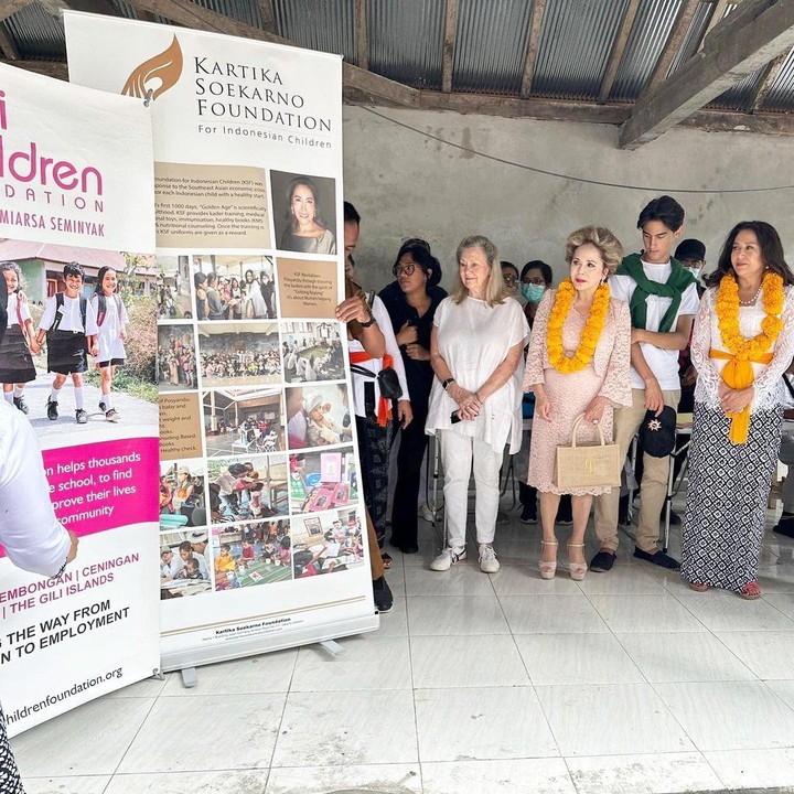 <p>"Cucu dan Nenek bersama dengan Dame Margaret Barry di salah satu sekolah yang disponsorinya di Bali Children di Songan," tulis akun Instagram @kartikasoekarnofoundation. (Foto: Instagram @dewisukarnoofficial dan @kartikasoekarnofoundation)</p>