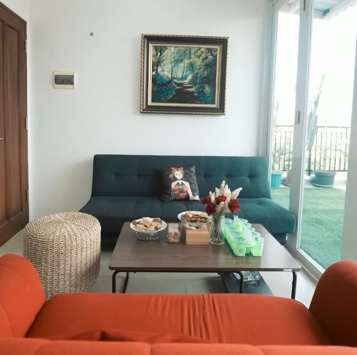 <p>Di lantai tiga, terdapat ruang santai yang terkoneksi dengan area balkon. "Gue lebih sering di sini, hari-hari tuh di sini sama teman ngumpul gue terimanya di sini," ucapnya. (Foto: YouTube AH)</p>