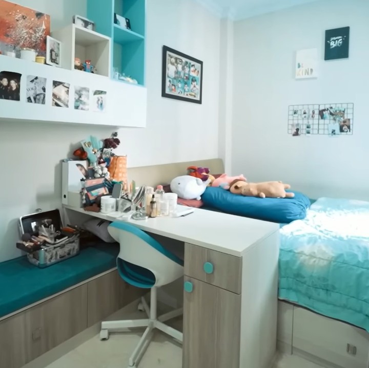 <p>Berbeda dari si bungsu, sang kakak lebih menyukai kamar yang didominasi oleh warna biru. "Yang anak pertama karena sudah gede jadi bentuk kamarnya juga beda, lebih remaja lah," kata Abdel. (Foto: YouTube AH)</p>
