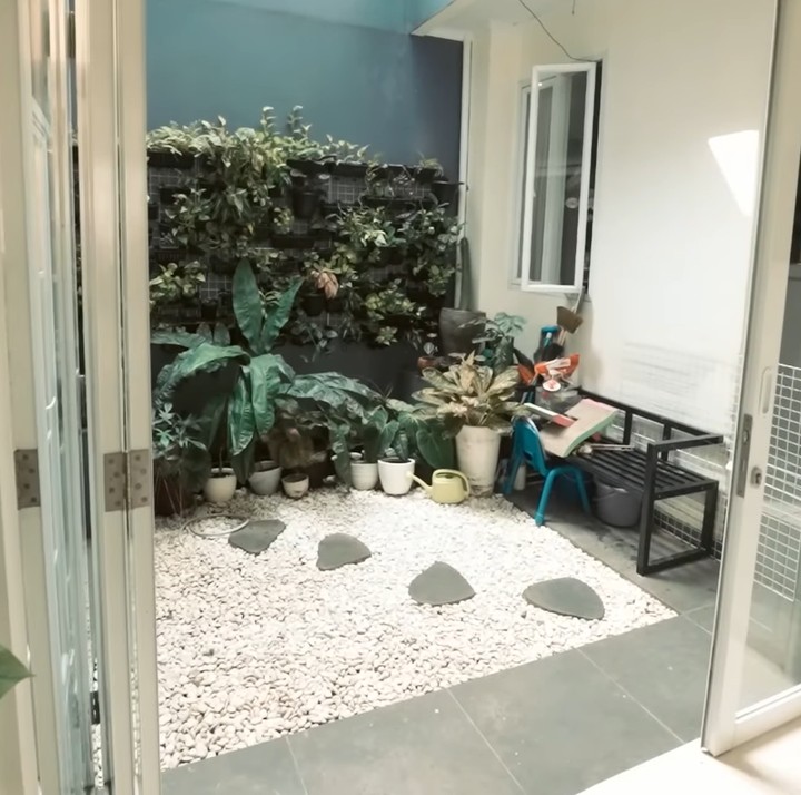 <p>Abdel bercerita, konsep tersebut merupakan ide dari sang istri. Ia mengaku istrinya lebih banyak berperan dalam mendesain rumah mereka. "Minimalis ada klasik sedikit. Desain istri, inginnya kayak bagaimana itu semuanya istri. Terserah saja istri," ucap Abdel. (Foto: YouTube AH)</p>