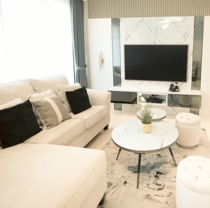 <p>Komedian Abdel Achrian atau yang akrab disapa Cing Abdel memiliki rumah tiga lantai yang mengusung desain klasik minimalis. Bagian interior dan eksteriornya didominasi oleh warna hitam dan putih, Bunda. (Foto: YouTube AH)</p>